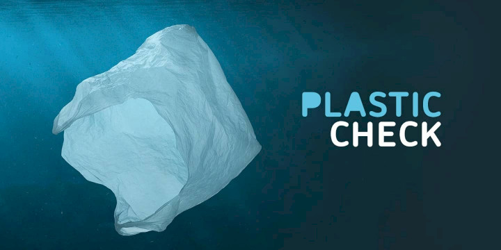 Unterwasserbild eines Ozeans mit Plastiktüte