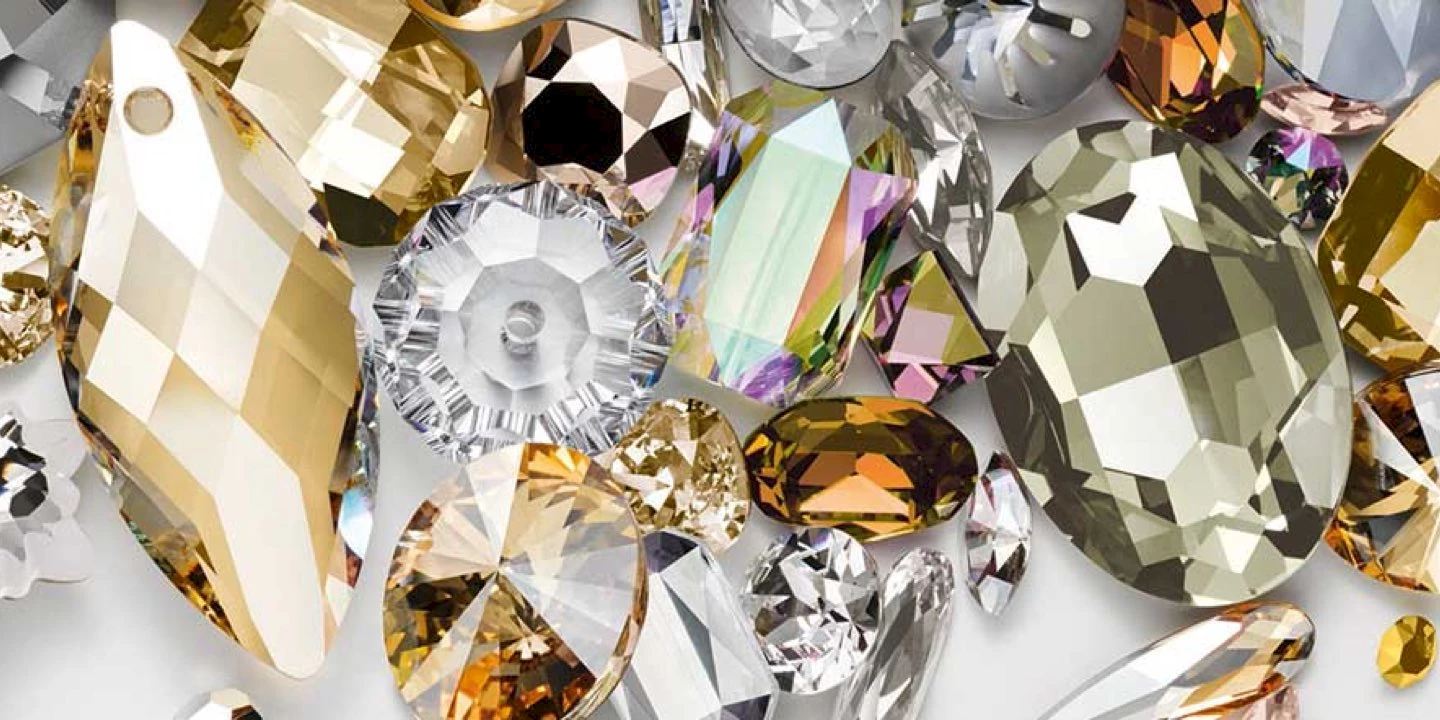 Eine Vielfalt unterschiedlichster Swarovski Kristalle auf einem Tisch