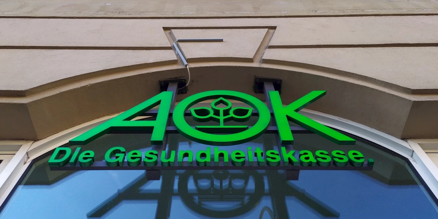 Facade of a house with the AOK logo