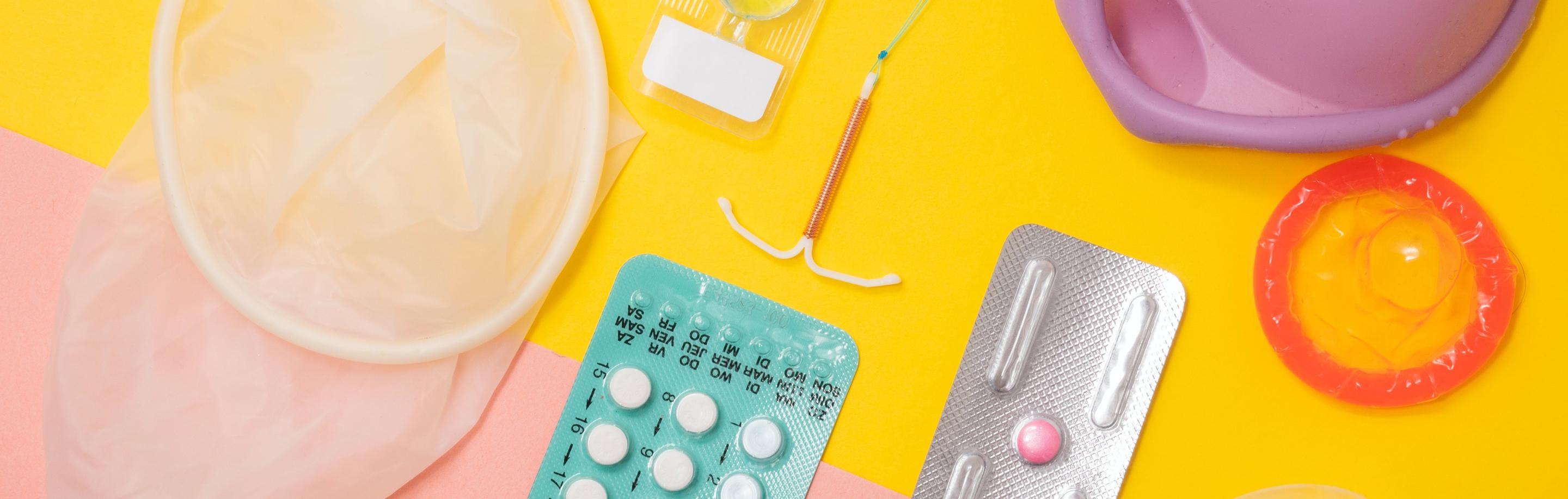 Eine Collage mit verschiedenen Mitteln zur Verhütung, z.B. Pille, Kondom und Spirale