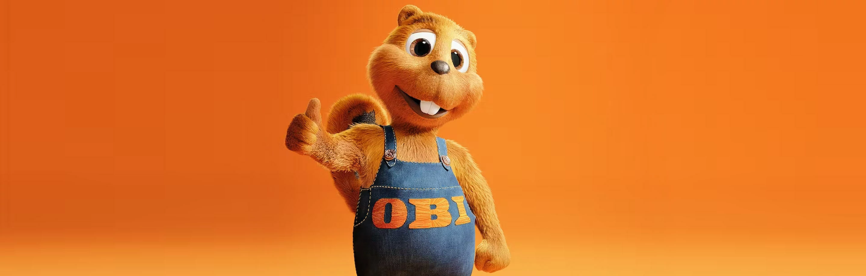 Der lachende OBI Biber in blauem Handwerker-Overall mit nach oben gerecktem Daumen vor einfarbigem orangenem Hintergrund