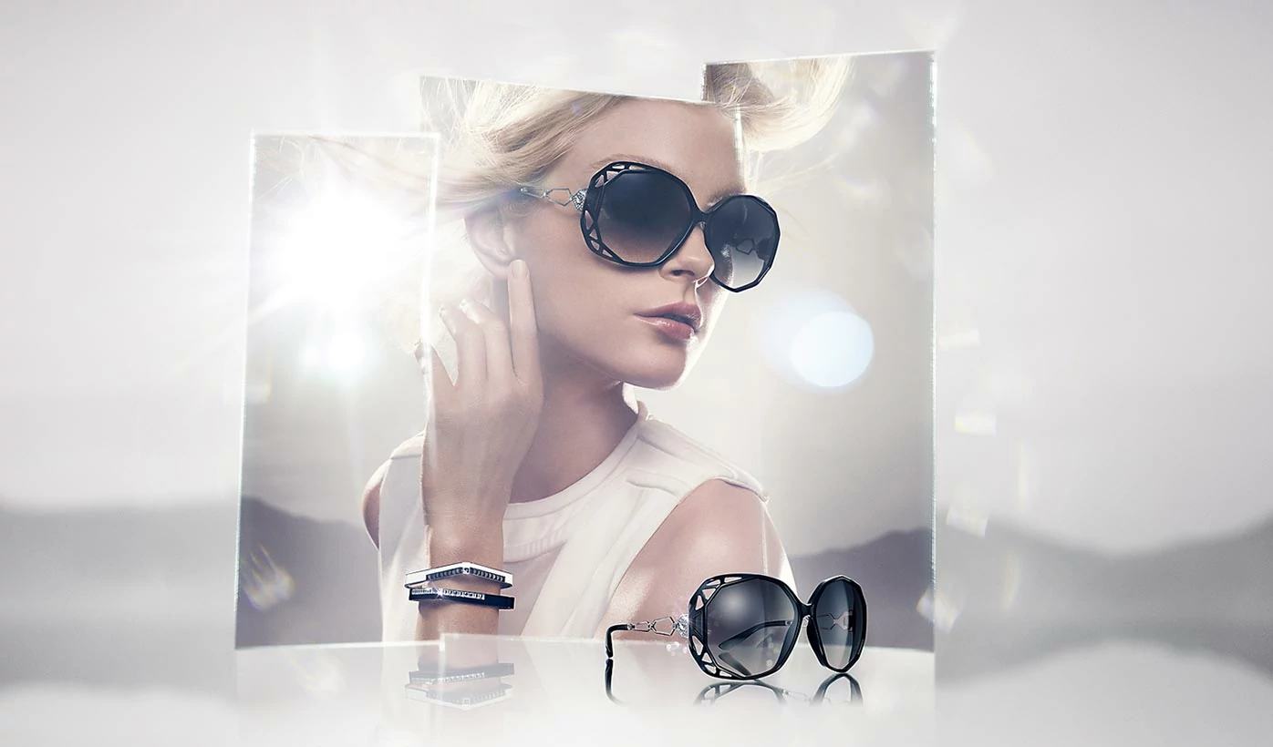 Model mit einer großen Sonnenbrille und mehreren Armbändern