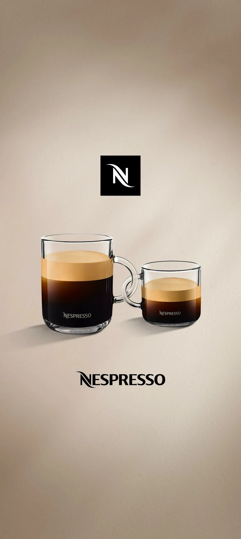 Zwei unterschiedlich große Gläser, die mit Café gefüllt sind. Darüber und darunter befindet sich das Signet und das Logo von Nespresso. 